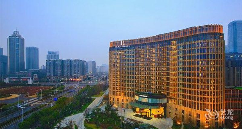 海口，这座美丽的海滨城市，不仅拥有迷人的自然风光，还有丰富的住宿选择。今天就让我们一起探索海口的住宿世界吧！
