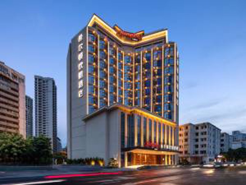 海口，这个美丽的海滨城市，不仅有热带风情的风光，还有丰富的住宿选择。那么，在海口旅游时如何选择合适的住宿呢？今天就让我们一起看看几处值得推荐的住宿地点。